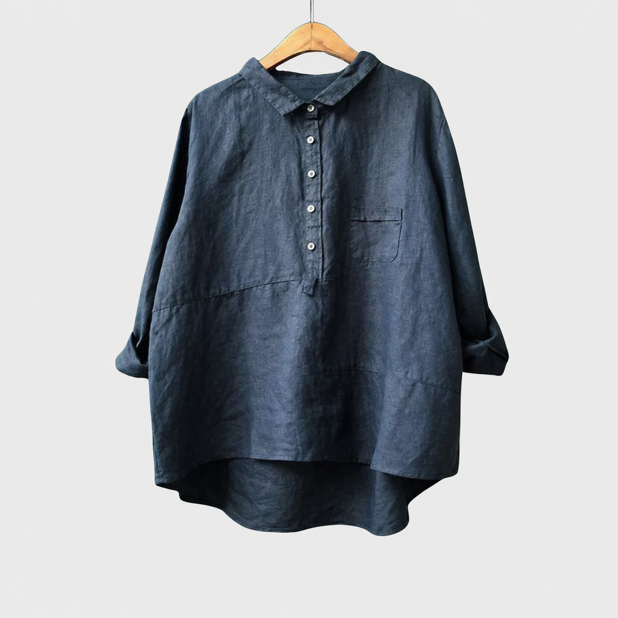 Blusa estiva in lino blu marino con bottoni frontali e colletto, tasca sul petto