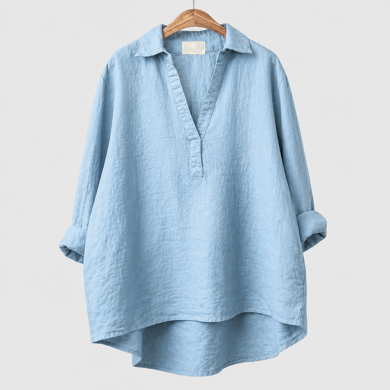 Blusa estiva oversize azzurra con scollo a V e colletto a camicia, maniche ampie