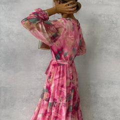 Vestito a portafoglio rosso rosa con stampa floreale, balze e maniche a kimono