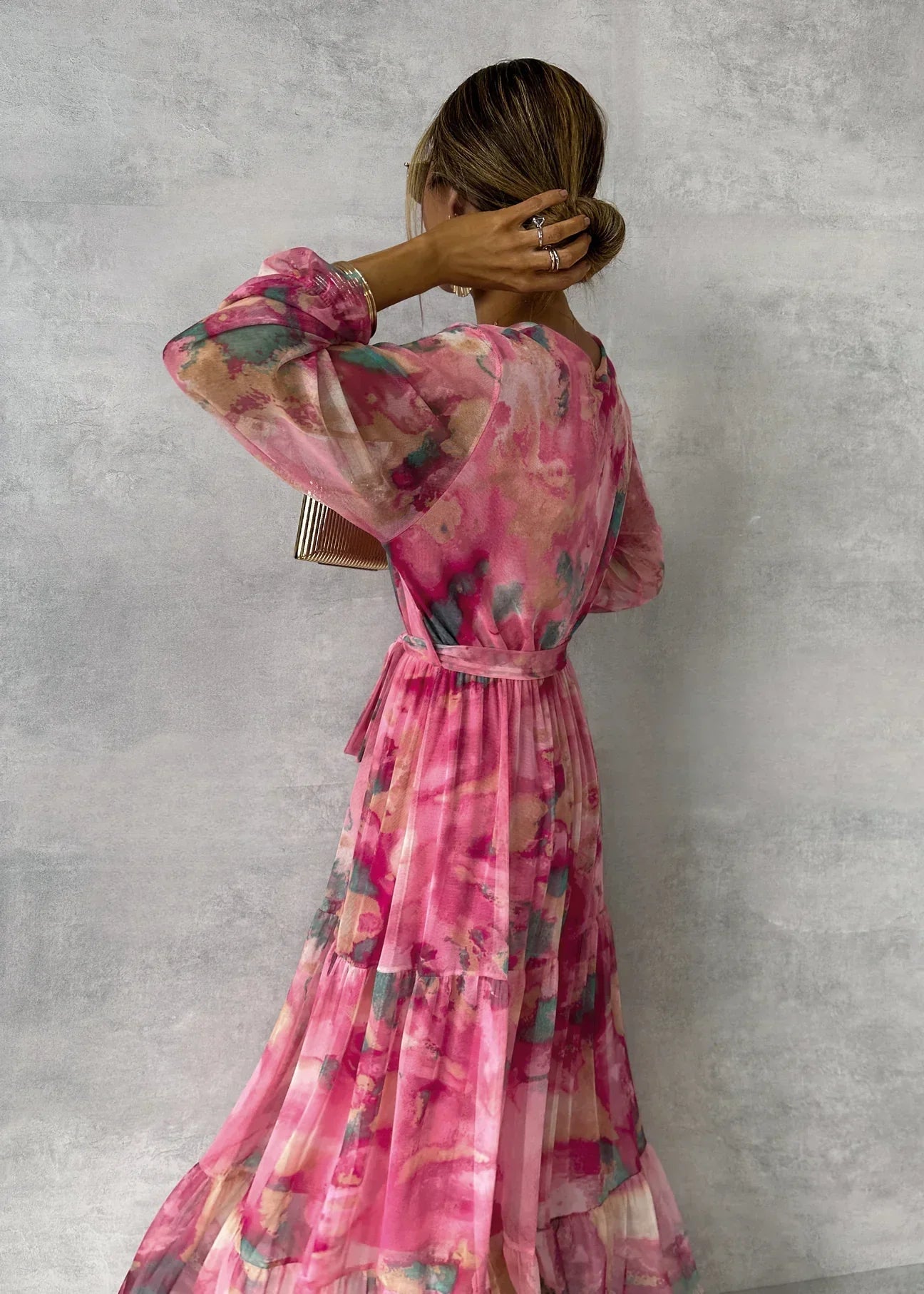 Vestito a portafoglio rosso rosa con stampa floreale, balze e maniche a kimono