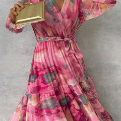 Vestito a portafoglio rosso rosa con stampa floreale, scollo V, cintura e balze