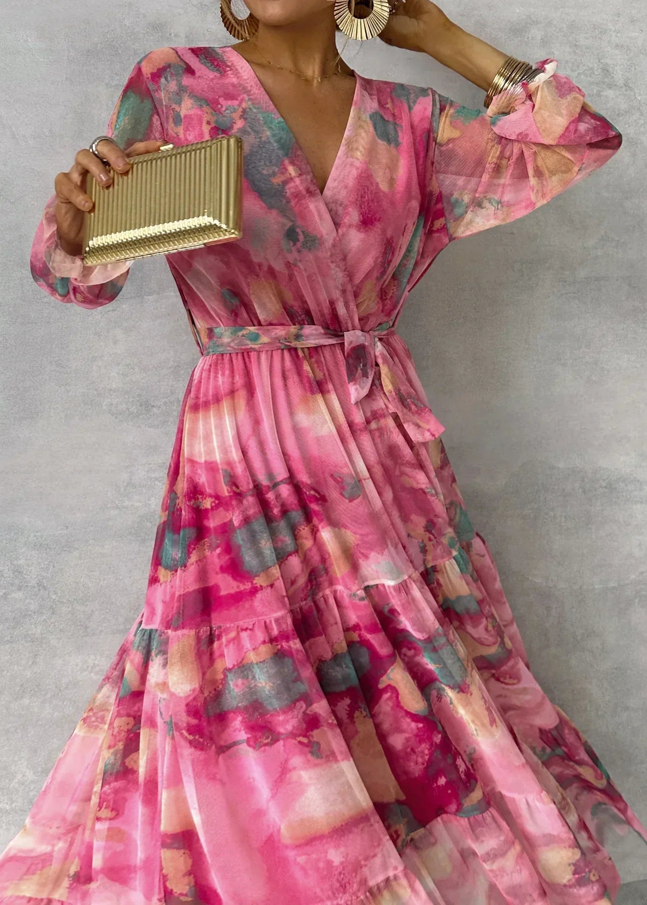 Vestito a portafoglio rosso rosa con stampa floreale, scollo V, cintura e balze