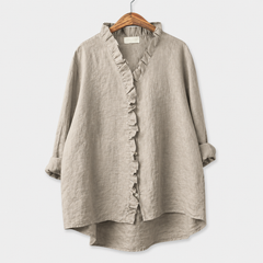 Blusa estiva grigia chiara in tessuto leggero con scollo a V e bottoni davanti