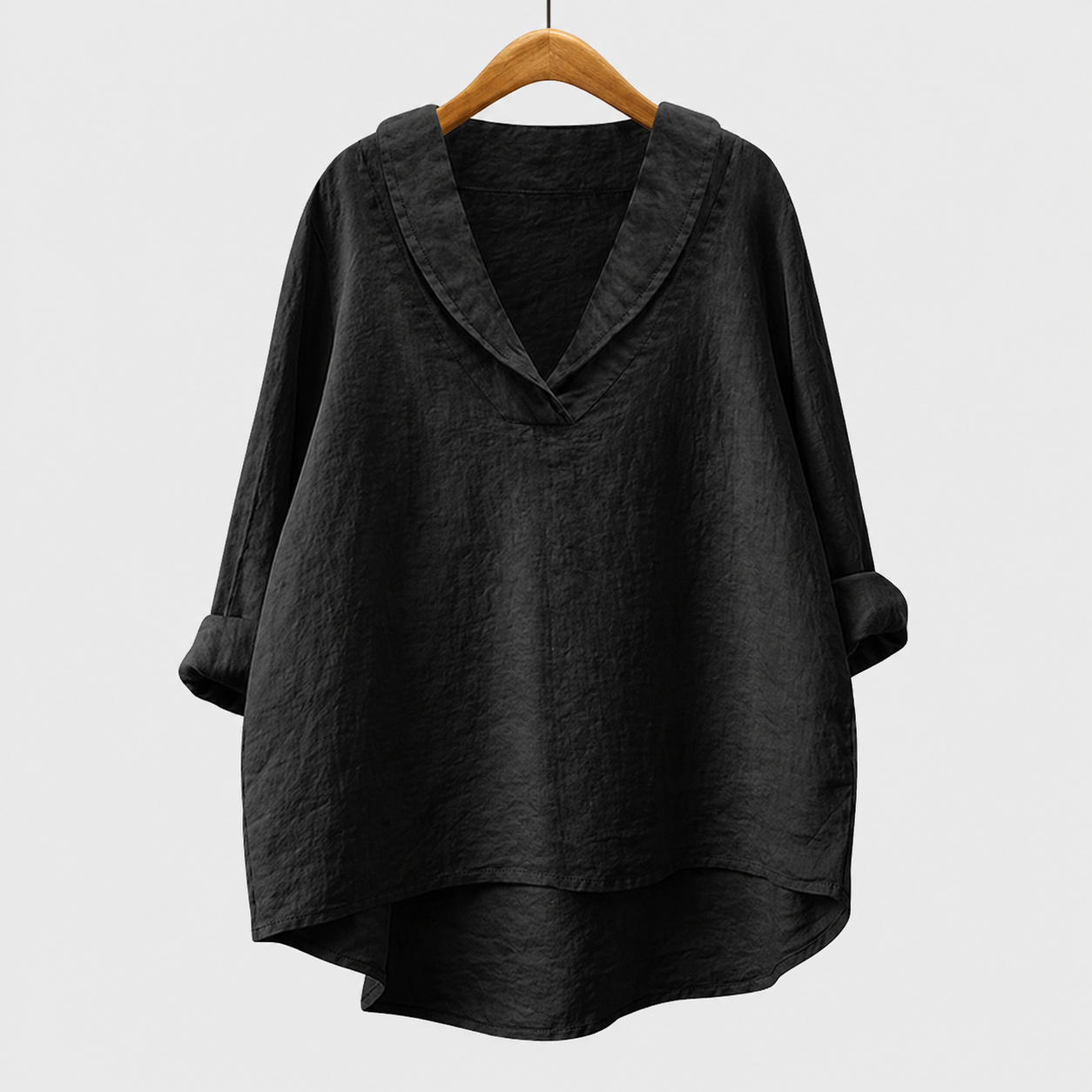 Blusa estiva nera in tessuto leggero, scollo a V, maniche ampie e vestibilità ampia.