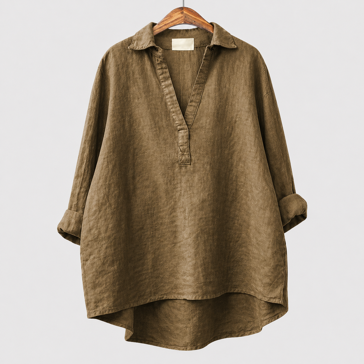 Blusa estiva oversize color khaki con scollo a V e colletto a camicia, maniche ampie