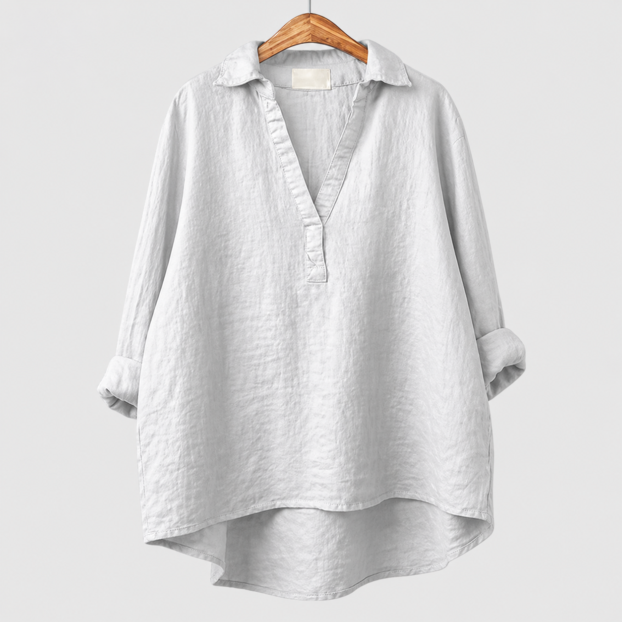 Blusa estiva oversize bianca con scollo a V e colletto a camicia, maniche a mantella
