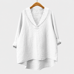 Blusa estiva bianca in tessuto leggero, scollo a V, maniche ampie, orlo asimmetrico.
