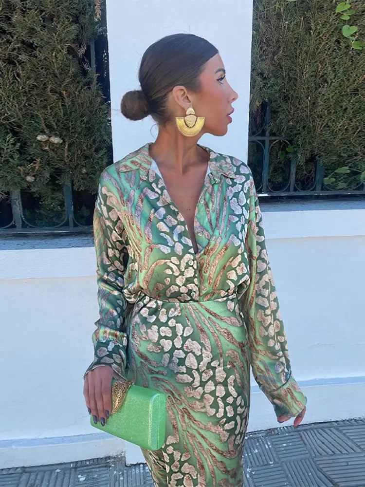 Green and beige patterned long-sleeve midi dress with tie waist