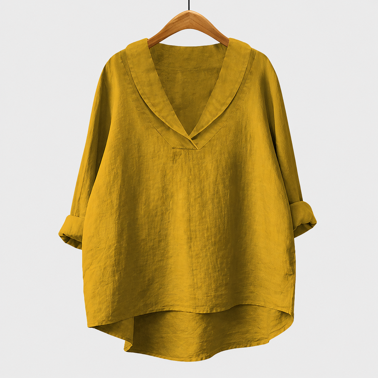 Blusa estiva gialla in tessuto leggero, scollo a V, maniche ampie e taglio ampio.