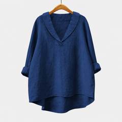 Blusa estiva blu in tessuto leggero, scollo a V, maniche ampie con risvolto.
