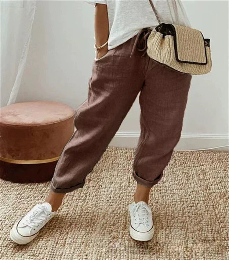 Breathable casual trousers in dark maroon, relaxed fit with cuffed hems