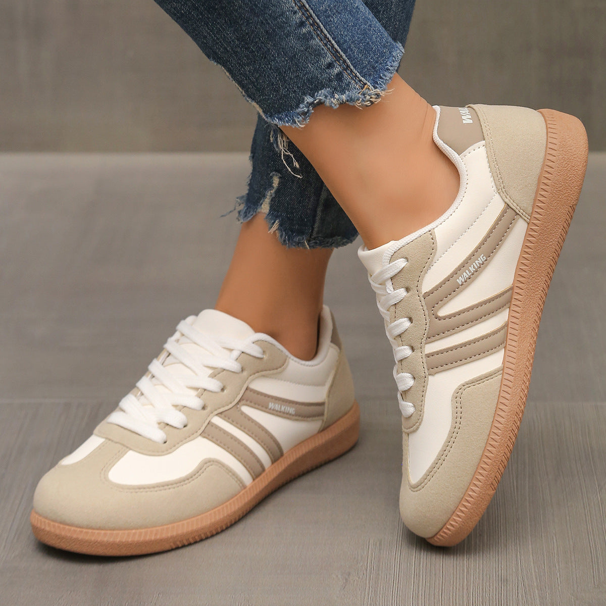 Scarpe ortopediche comode beige con strisce grigio chiaro e suola in gomma marrone