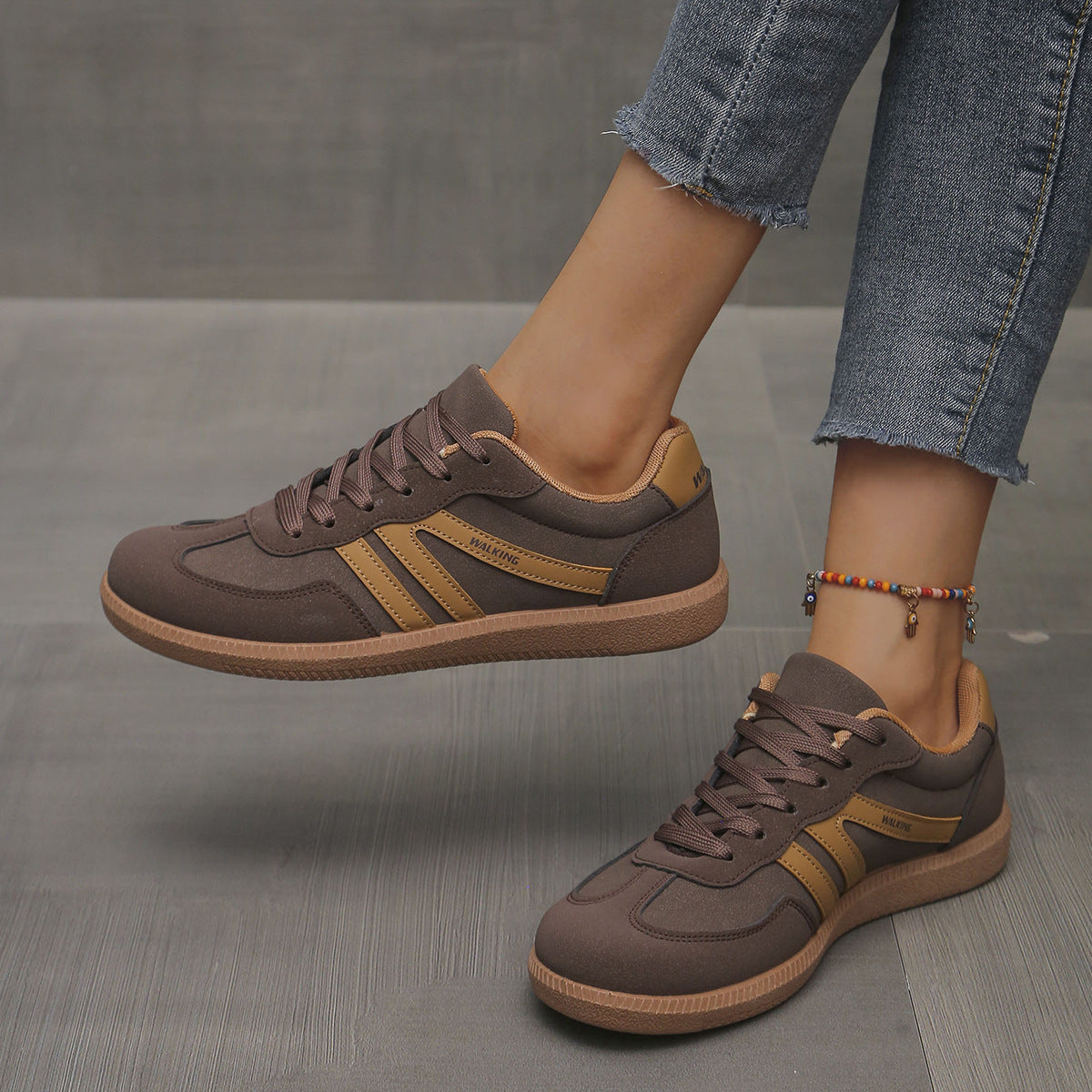 Scarpe da ginnastica ortopediche marroni con lacci e inserti giallo, suola marrone