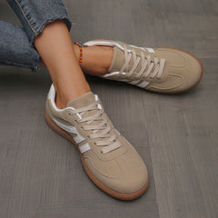 Scarpe da ginnastica ortopediche beige con lacci e strisce bianche, suola marrone