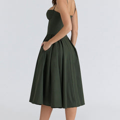 Abito corsetto verde scuro con gonna midi a pieghe e arriccio in vita