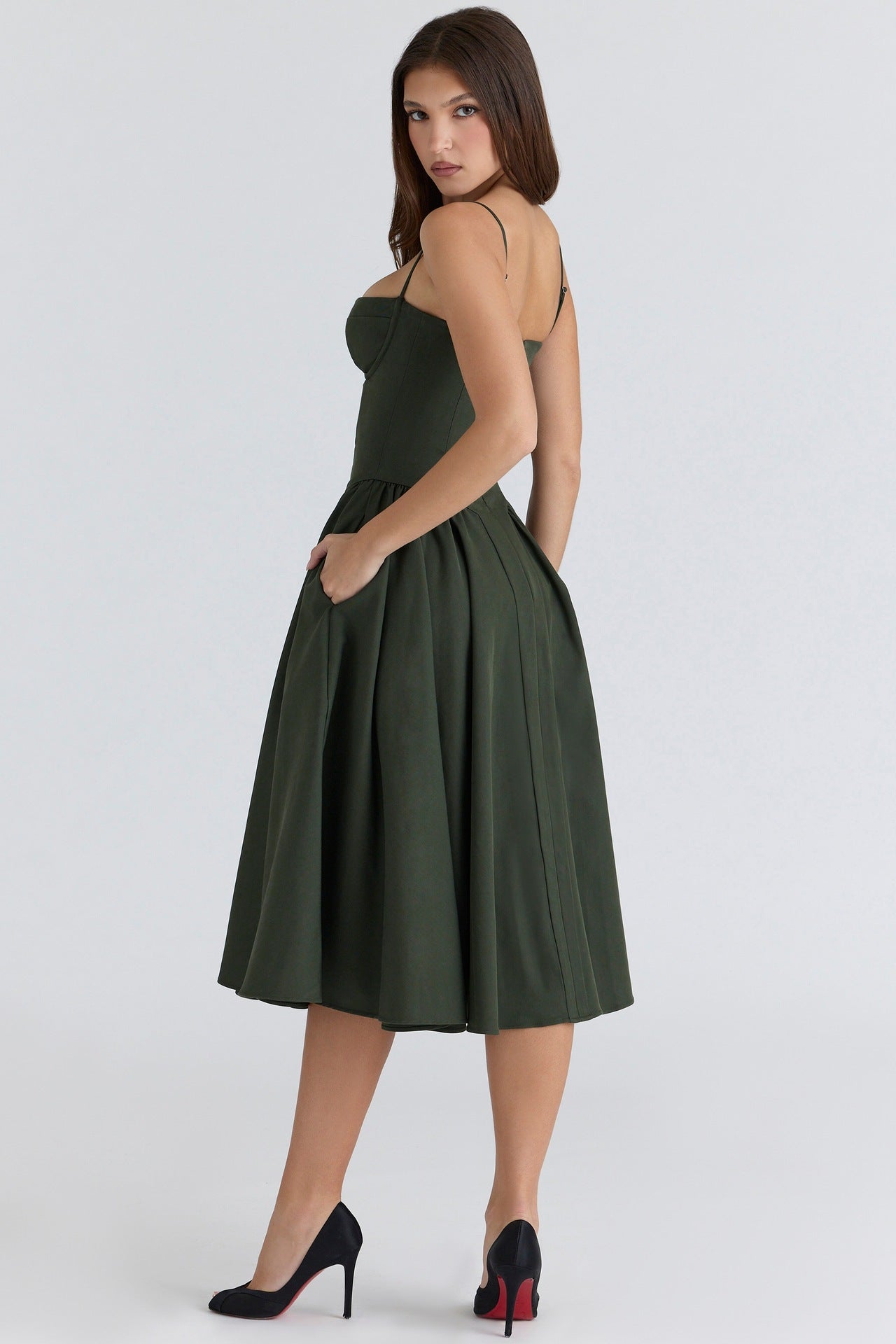 Abito corsetto verde scuro con gonna midi a pieghe e arriccio in vita