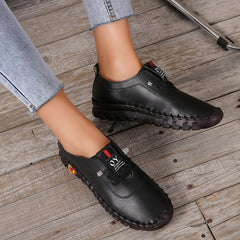 Scarpe casual nere con suola antiscivolo, indossate con jeans e calze