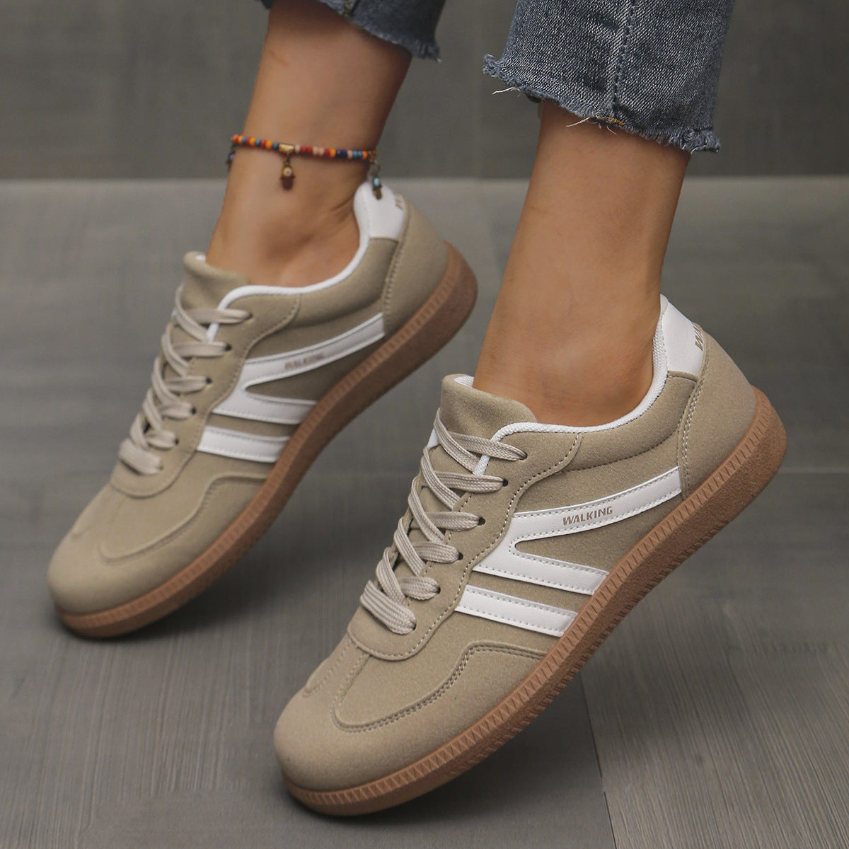 Scarpe da ginnastica ortopediche beige con inserti bianchi e suola marrone