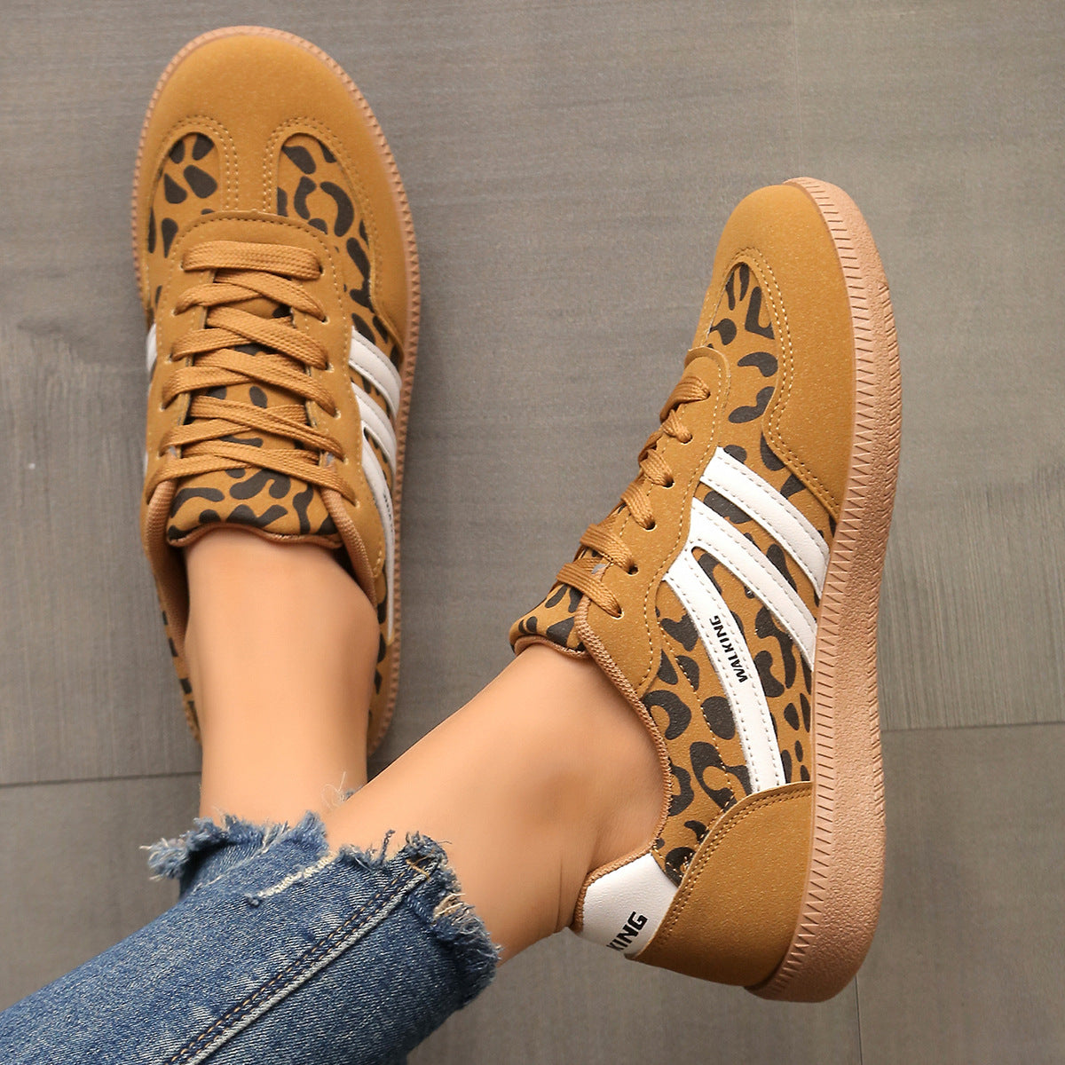 Scarpe ortopediche comode leopardate con lacci giallo ocra e suola marrone