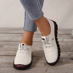 Scarpe casual bianche con suola antiscivolo, indossate con jeans e calze