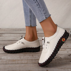Scarpe casual bianche, dettaglio suola antiscivolo, indossate con jeans