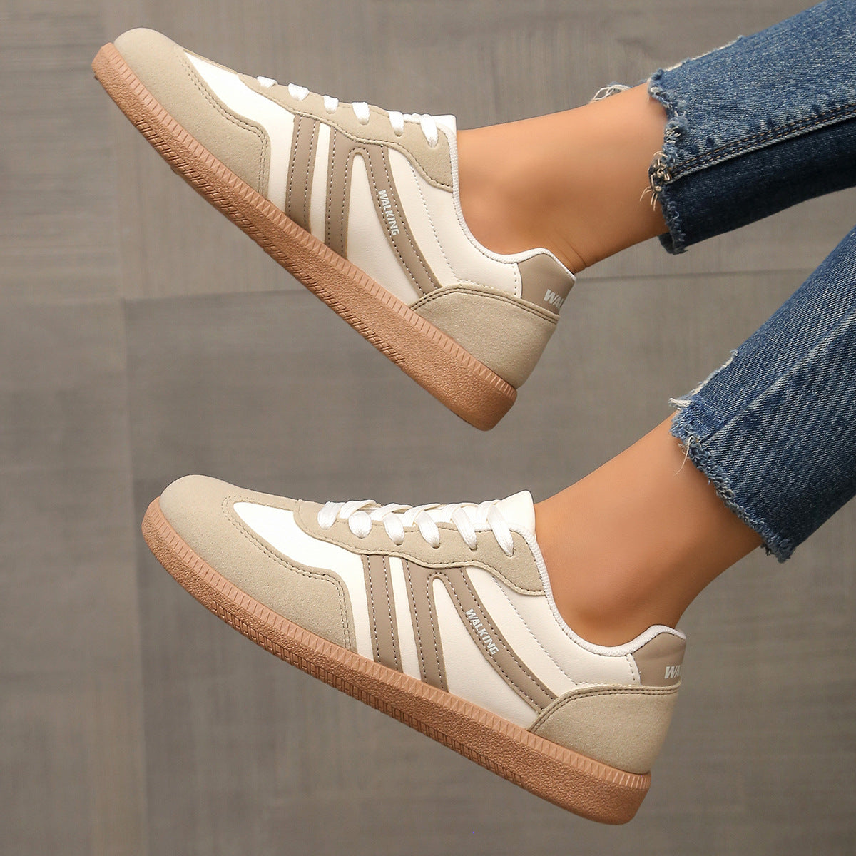 Scarpe ortopediche comode beige chiaro con dettagli a righe e suola marrone
