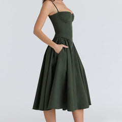 Abito corsetto verde scuro, gonna midi a pieghe e spalline sottili