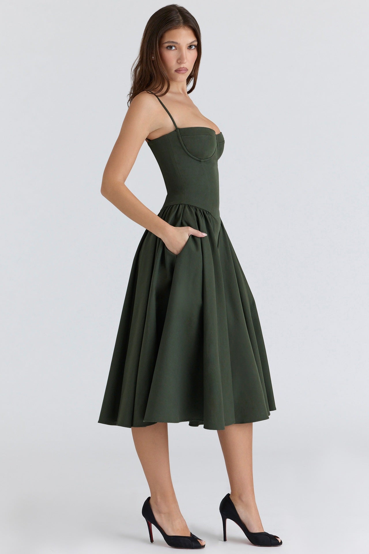Abito corsetto verde scuro, gonna midi a pieghe e spalline sottili
