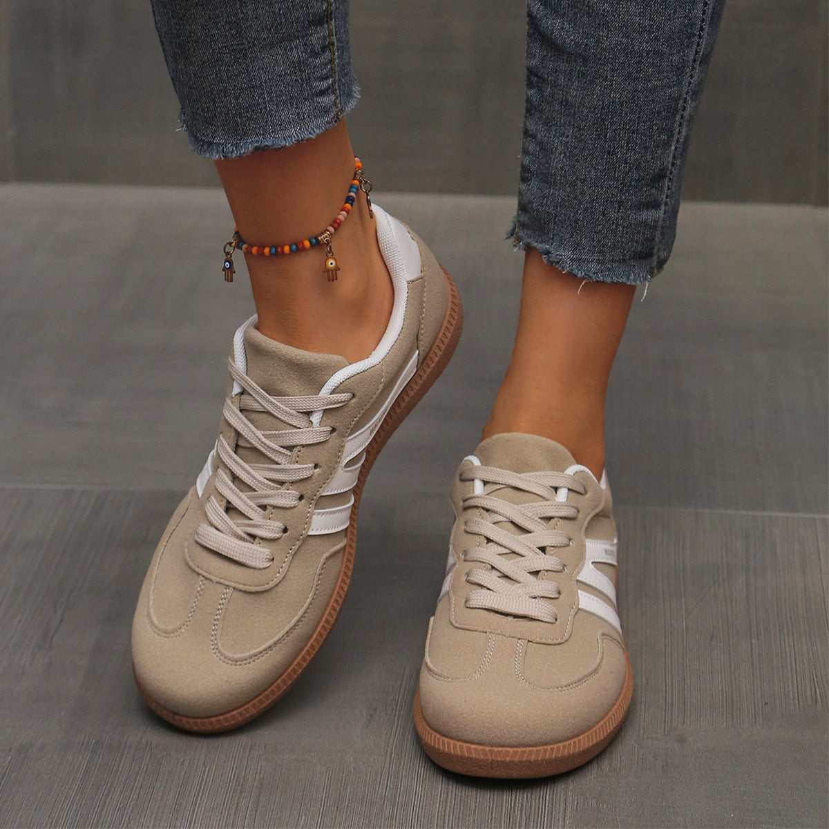 Scarpe ortopediche comode beige con lacci chiari e suola in gomma