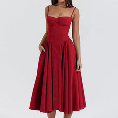 Abito corsetto rosso a spalline sottili, gonna svasata midi a pieghe