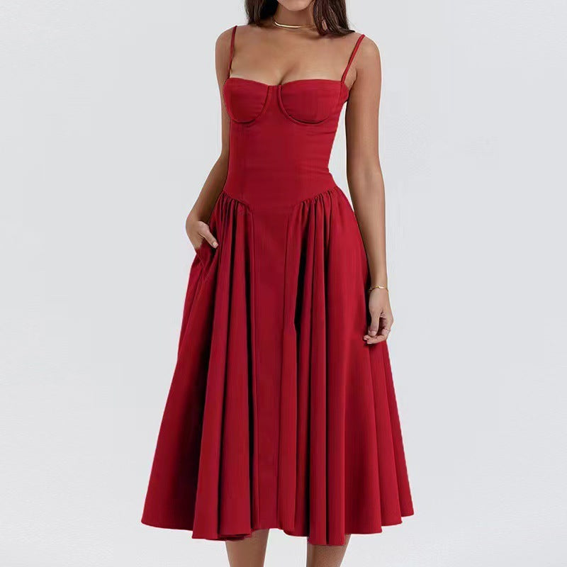 Abito corsetto rosso a spalline sottili, gonna svasata midi a pieghe