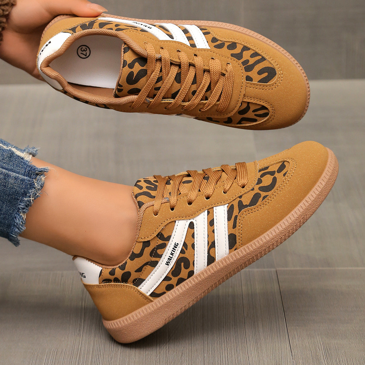 Scarpe da ginnastica ortopediche leopardate senape: vista laterale e suola in gomma