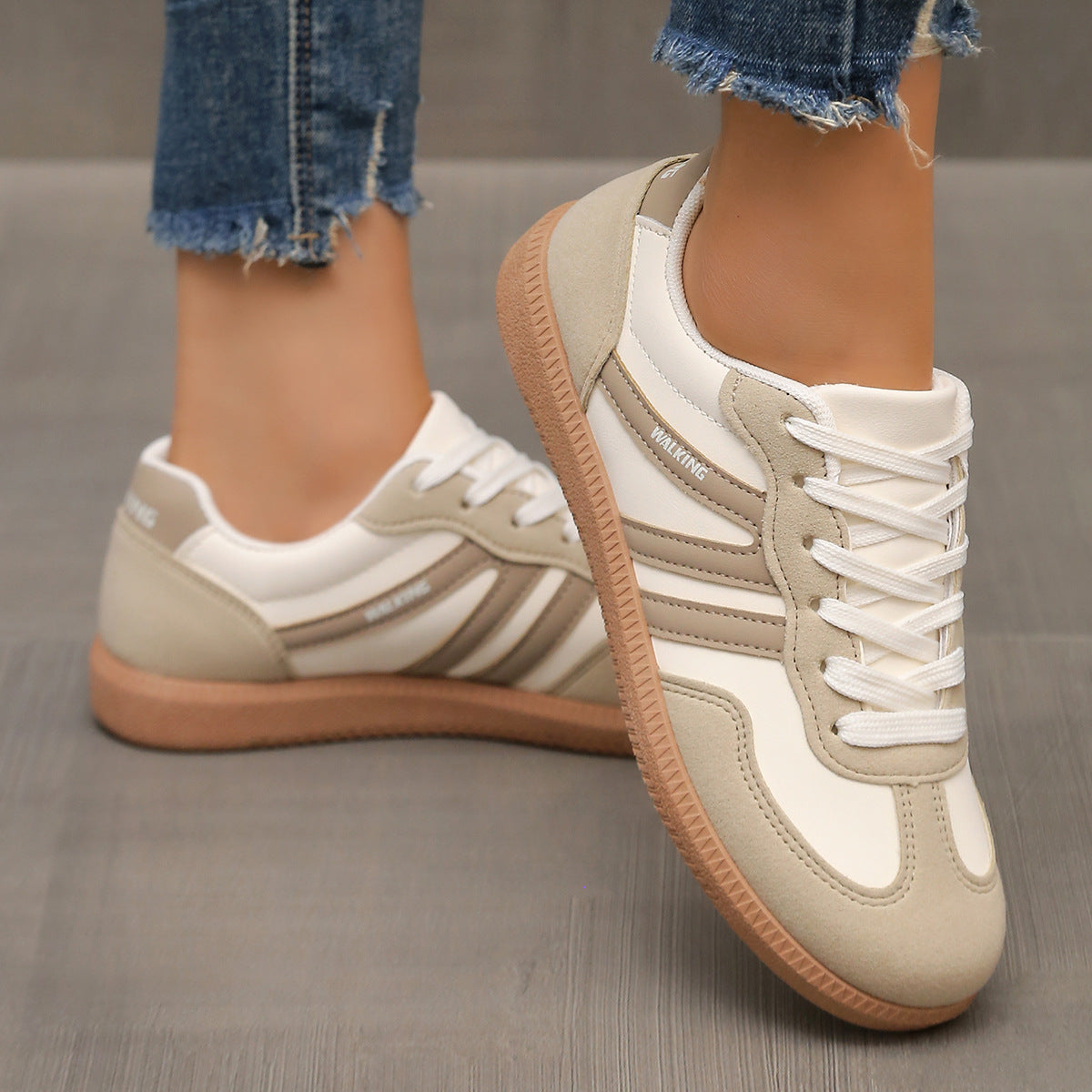 Scarpe da ginnastica ortopediche bianche con inserti beige e suola marrone