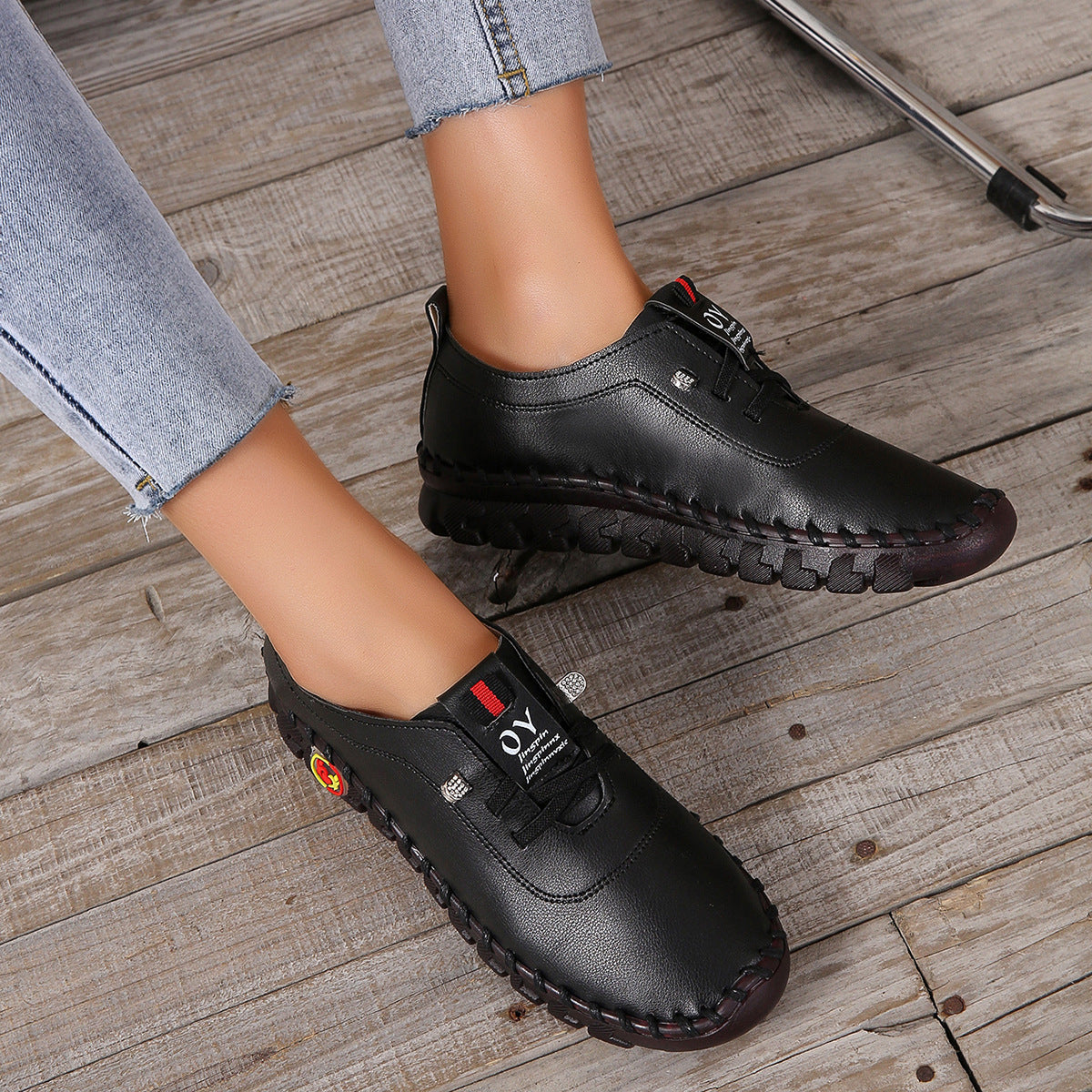 Scarpe casual nere, tomaia liscia e suola antiscivolo, indossate con jeans