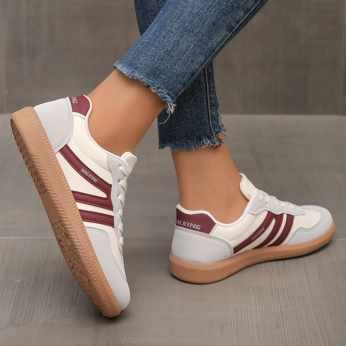 Scarpe ortopediche comode bianche con inserti bordeaux e suola marrone