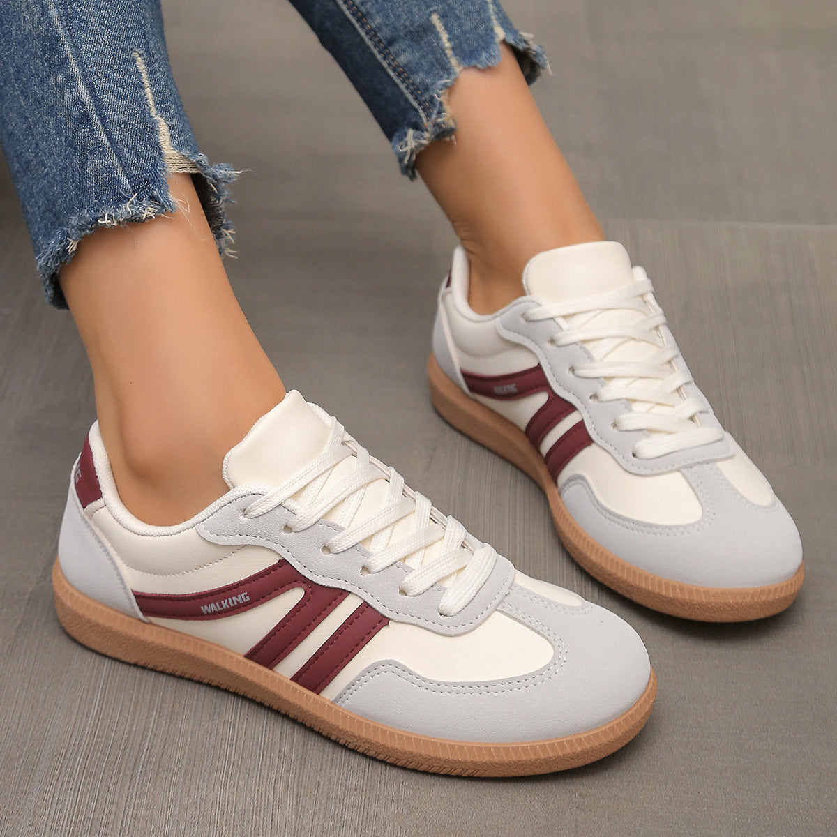 Scarpe ortopediche comode bianche con dettagli bordeaux e suola in gomma marrone
