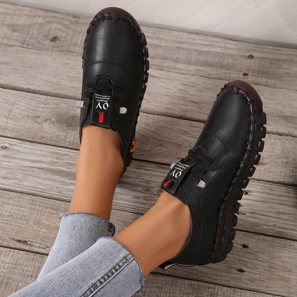 Scarpe casual nere con fibbia e suola antiscivolo, vista posteriore indossata
