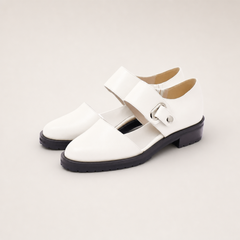 Scarpe slip-on eleganti bianche con chiusura a cinturino e fibbia