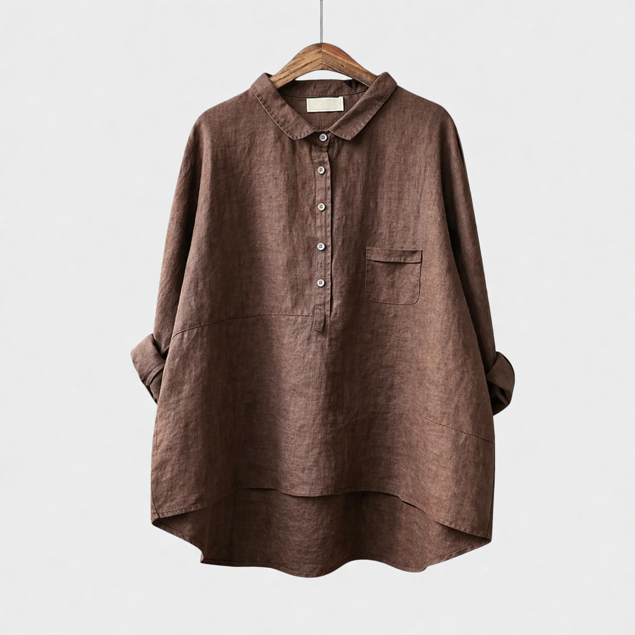 Blusa estiva in lino marrone scuro con bottoni frontali, colletto e tasca sul petto