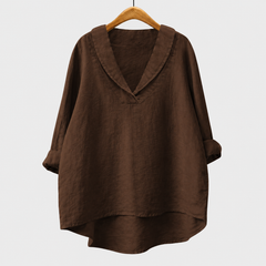 Blusa estiva marrone in tessuto leggero, scollo a V, maniche ampie e orlo asimmetrico.