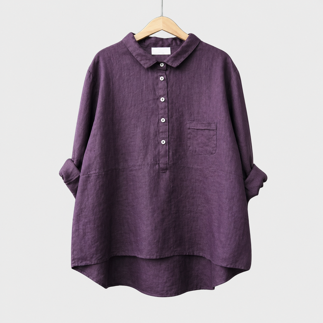 Blusa estiva in lino viola con bottoni frontali, colletto e tasca sul petto