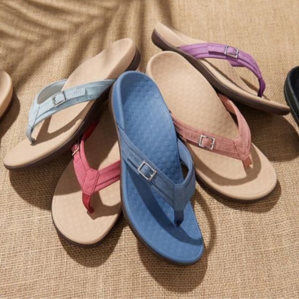 Set di sandali estivi ortopedici blu, beige e magenta su superficie tessile