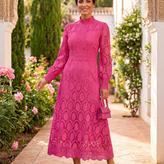 Abito midi rosa in pizzo con maniche lunghe e motivo a cerchi ricamati