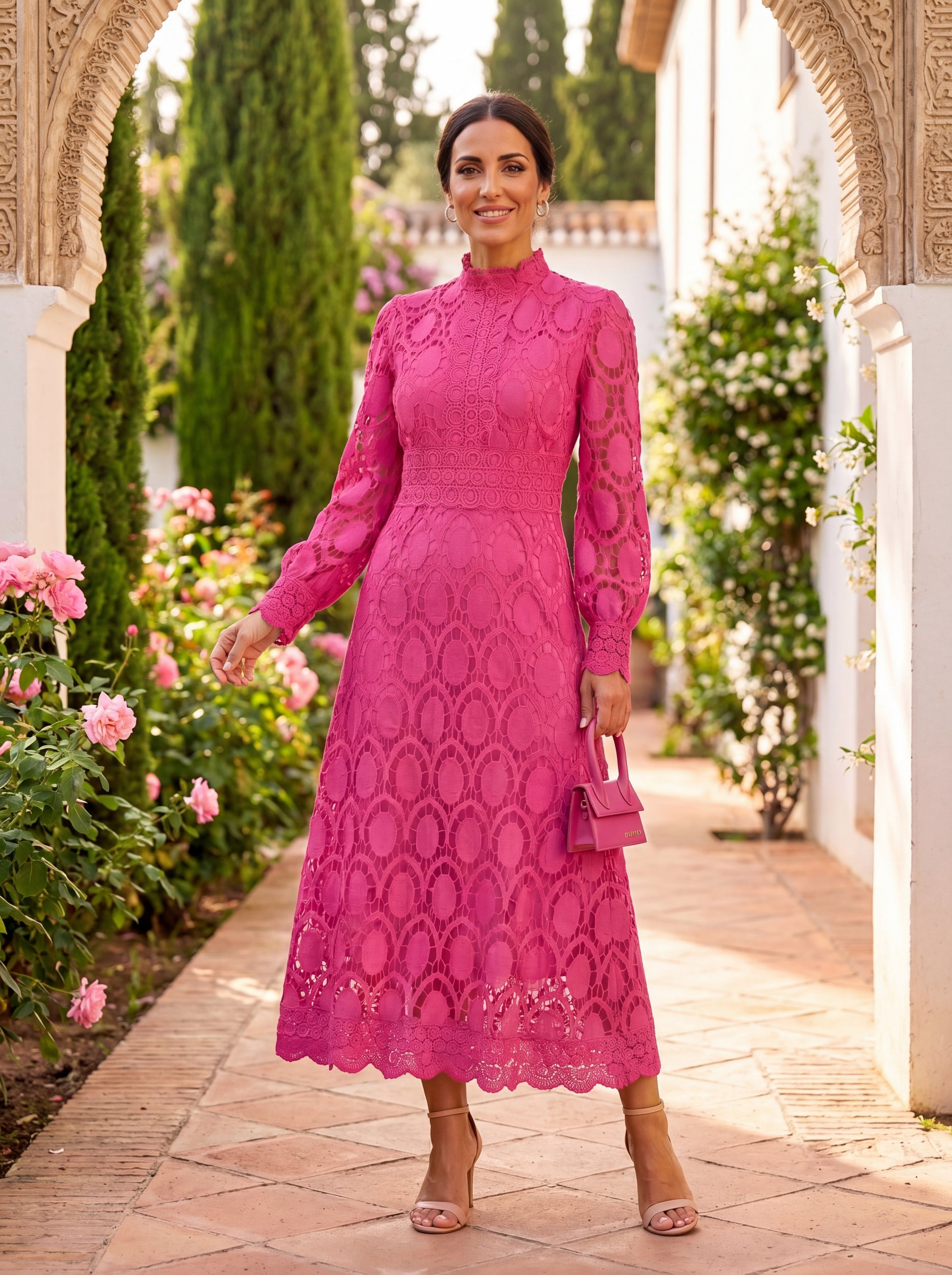 Abito midi rosa in pizzo con maniche lunghe e motivo a cerchi ricamati