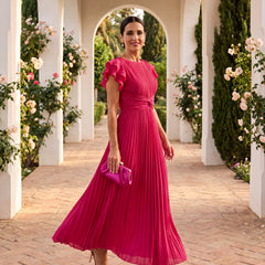 Abito maxi plissettato rosa con cintura annodata e gonna lunga plissé.