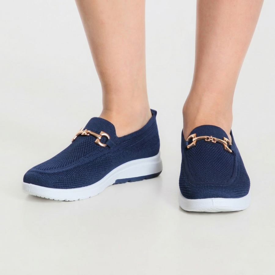 Mocassino comfort blu con fibbia decorativa color oro e suola bianca