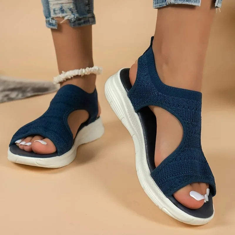 Sandali ortopedici traspiranti blu scuro, sandalo aperto in maglia traforata e suola bianca.