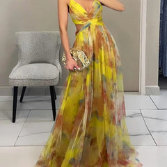 Abito maxi floreale giallo con bretelle sottili e scollo incrociato, gonna fluida.