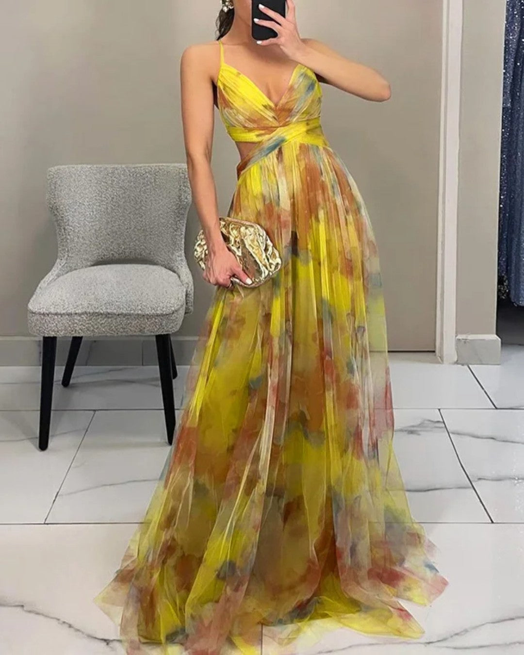 Abito maxi floreale giallo con bretelle sottili e scollo incrociato, gonna fluida.