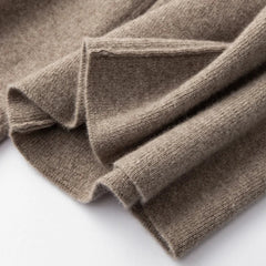 Tessuto in cashmere taupe, trama fitta e morbida, dettaglio piega